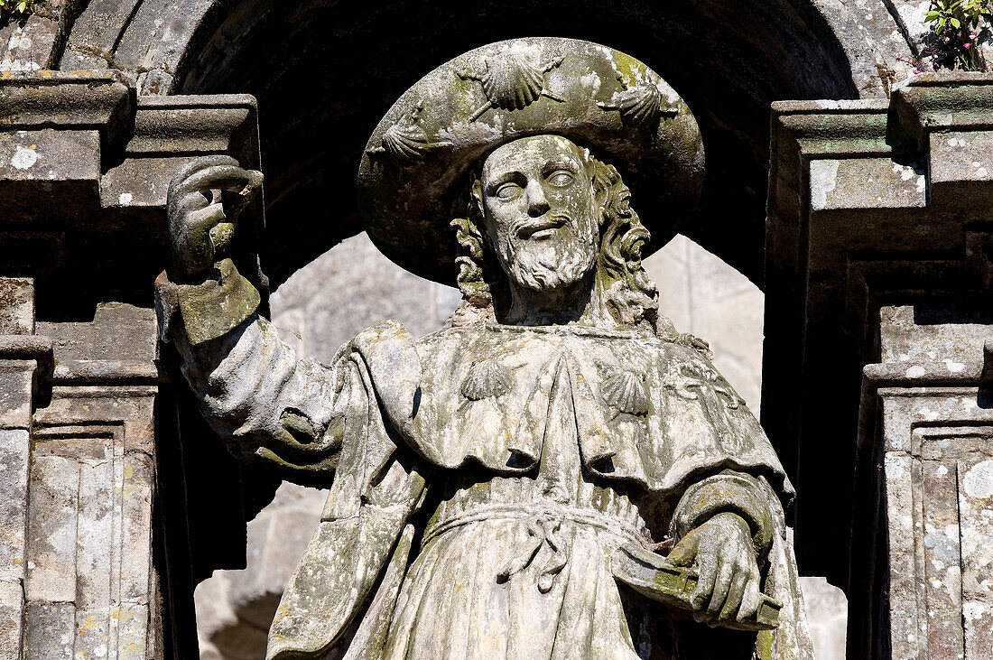 Spain, Galicia, Santiago de Compostela, listed as World Heritage by UNESCO, Praza da Quintana, detail of the Pardon gate, St. James statue