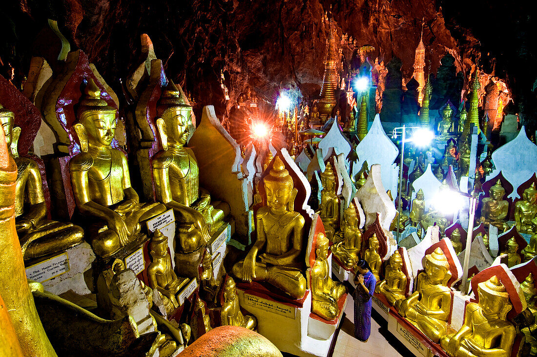 Myanmar (Burma), Shan State, Pindaya, caves Shwe Umin contain more than 8000 Buddhas kept since the 13th century