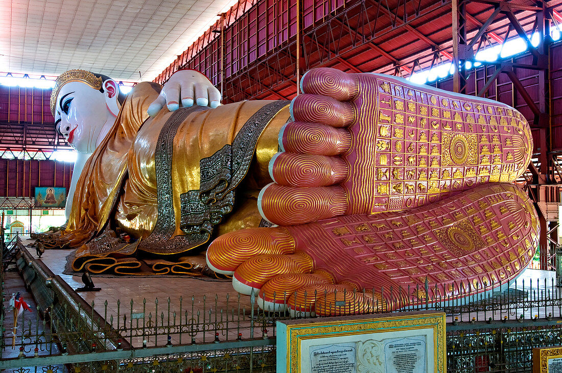 Myanmar (Burma), Yangon Division, Yangon, district of Shwe Gon Daing, Paya Chaukhtatgyi, reclining cement Buddha covered with gold and decorated with glass mosaics, 70m long