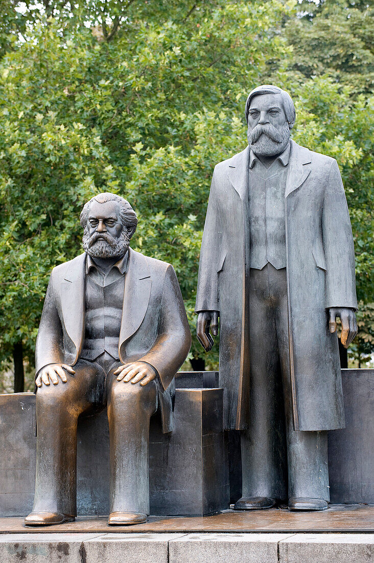 Allemagne, Berlin, Mitte or Berlin-Mitte District, the statues of Karl Marx and Friedrich Engels in the center of Marx Engels Forum