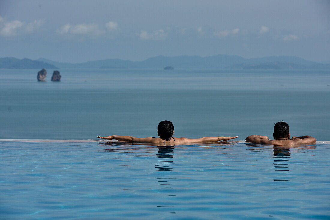 Pärchen im Infinity Pool in Hotelanlage auf Ko Yao Yai in der Andamanischen See, Thailand