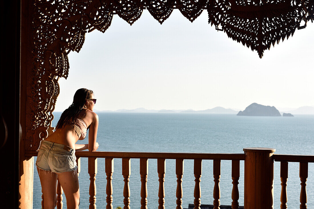 Frau in Hotelanlage auf Ko Yao Yai in der Andamanischen See, Thailand