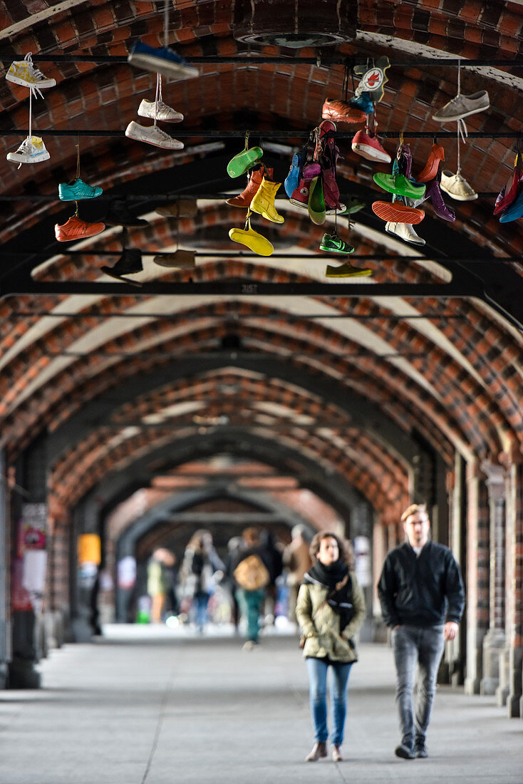 hängende Schuhe auf der Oberbaumbrücke, Berlin, Deutschland