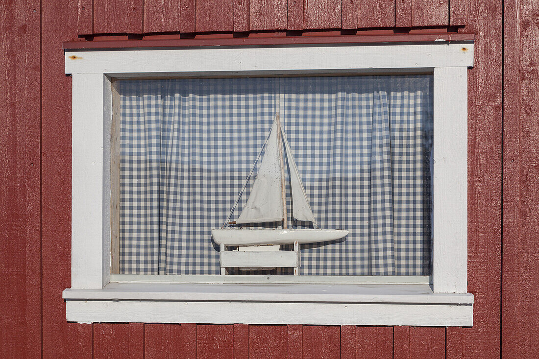 Segelboot im Fenster, Holzhaus, Insel Hönö, Bohuslän, Västra Götalands Län, Schärengarten Göteborg, Südschweden, Schweden, Nordeuropa, Europa
