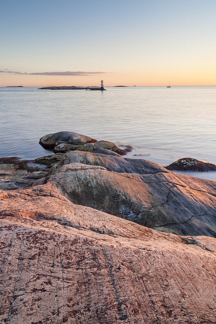 Felsküste auf Insel Hönö, Bohuslän, Västra Götalands Län, Schärengarten Göteborg, Südschweden, Schweden, Nordeuropa, Europa