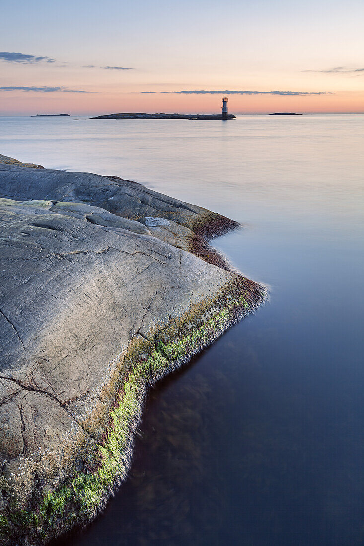 Felsküste auf Insel Hönö, Bohuslän, Västra Götalands Län, Schärengarten Göteborg, Südschweden, Schweden, Nordeuropa, Europa