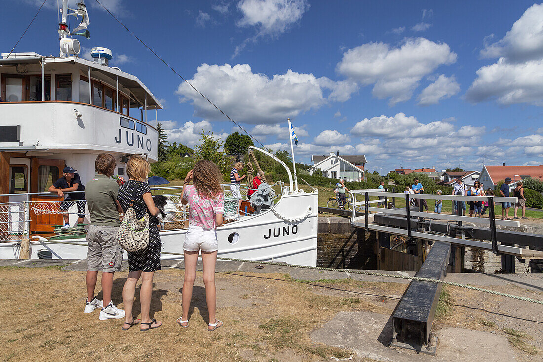 Historisches Dampfschiff Juno in der Schleuse auf dem Göta-Kanal, Berg, bei Linköping, Östergötland, Südschweden, Schweden, Skandinavien, Nordeuropa, Europa