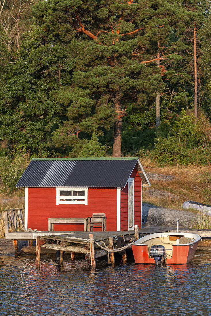 Red Hut in the harbour of Berg, island of Moeja, Stockholm archipelago, Uppland, Stockholms land, South Sweden, Sweden, Scandinavia, Northern Europe
