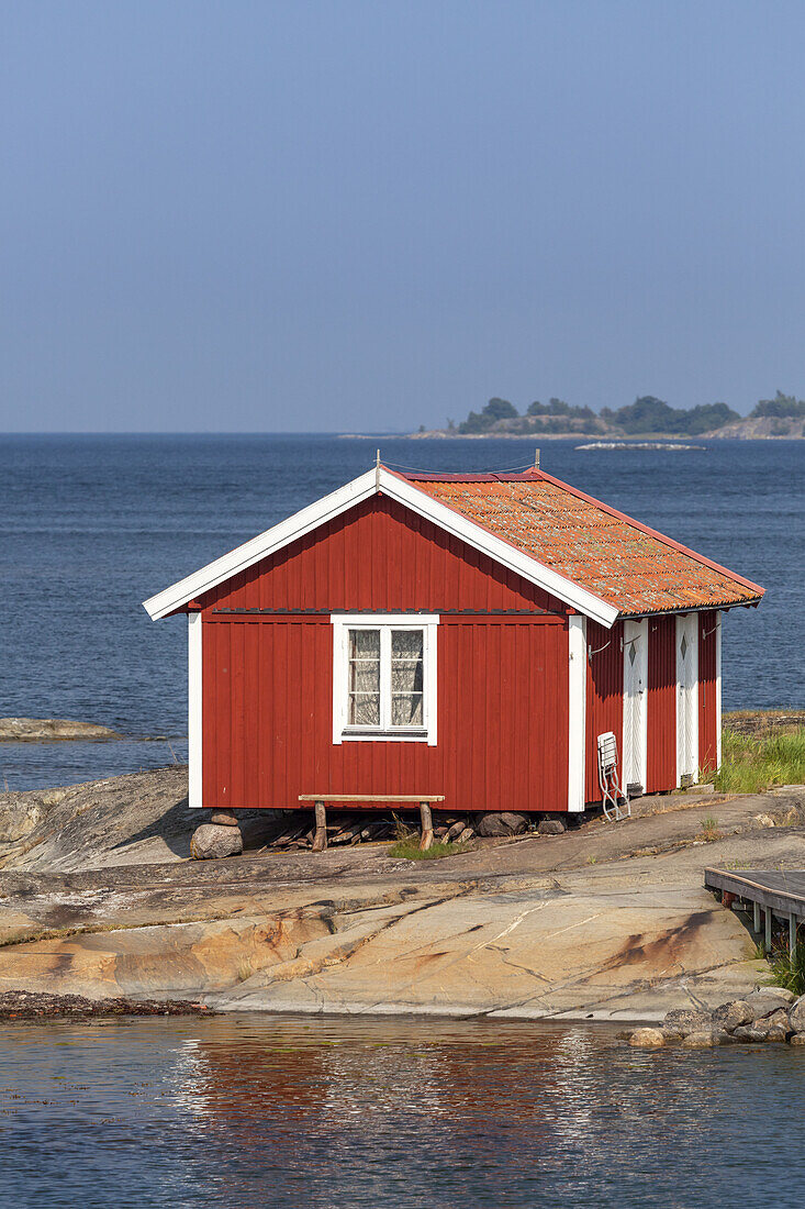 Lonely cabin close the sea on the island of Moeja in Stockholm archipelago, Uppland, Stockholms land, South Sweden, Sweden, Scandinavia, Northern Europe