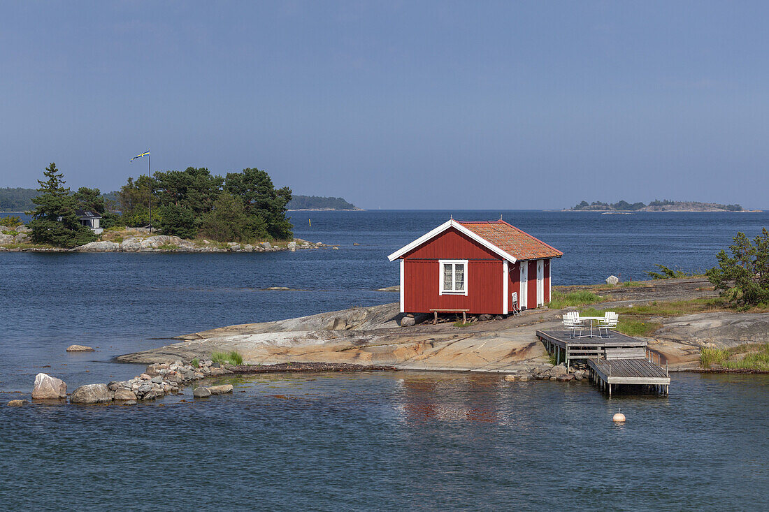 Lonely cabin close the sea on the island of Moeja in Stockholm archipelago, Uppland, Stockholms land, South Sweden, Sweden, Scandinavia, Northern Europe