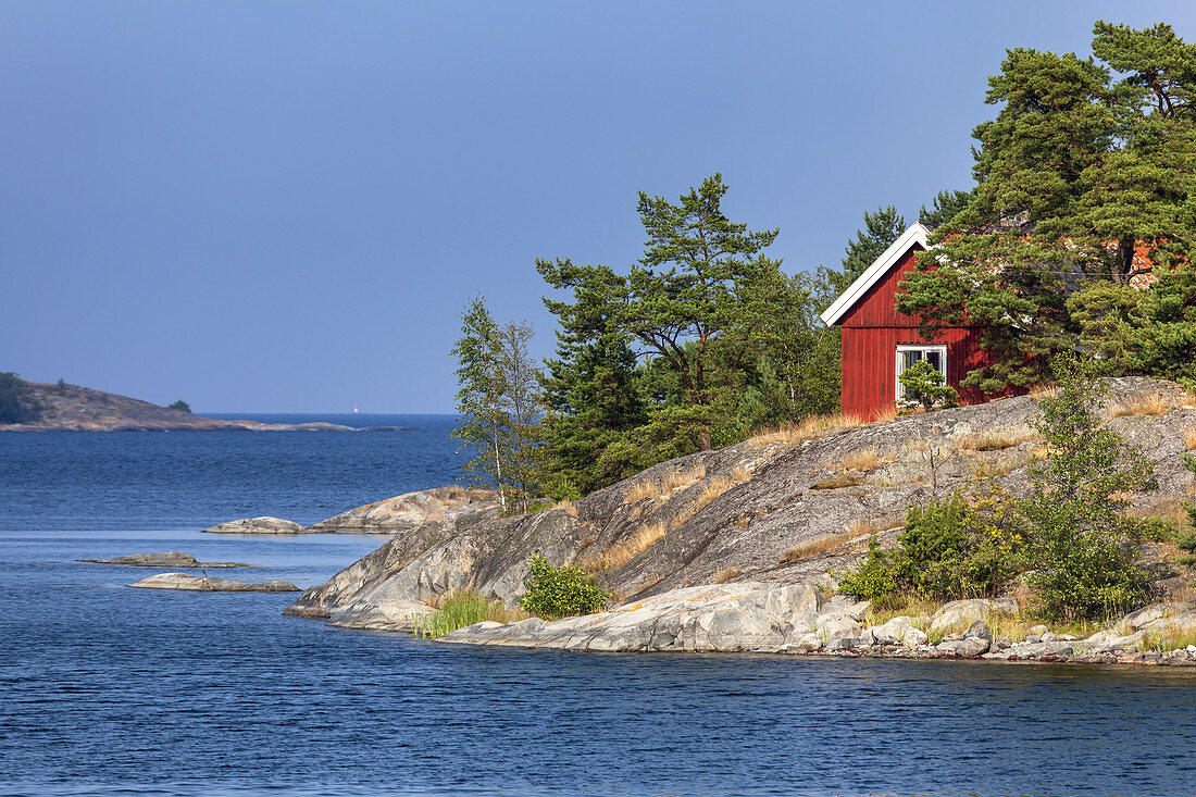 Einsames Sommerhaus auf der Insel Möja im Stockholmer Schärengarten, Stockholms skärgård, Uppland, Stockholms län, Südschweden, Schweden, Skandinavien, Nordeuropa, Europa