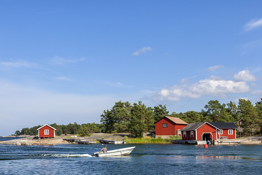 Häuser am Meer in Långvik, Insel Möja im Stockholmer Schärengarten, Stockholms skärgård, Uppland, Stockholms län, Südschweden, Schweden, Skandinavien, Nordeuropa, Europa