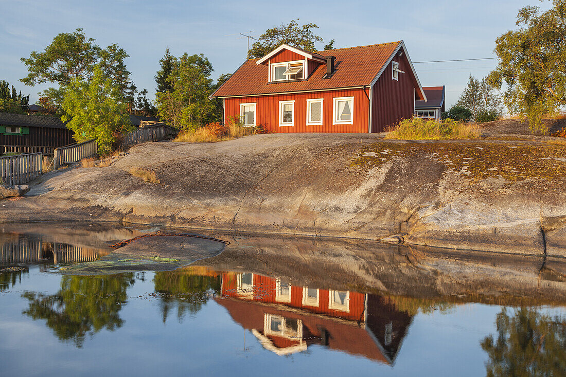 Swedish cottage in Berg on the island of Moeja in Stockholm archipelago, Uppland, Stockholms land, South Sweden, Sweden, Scandinavia, Northern Europe