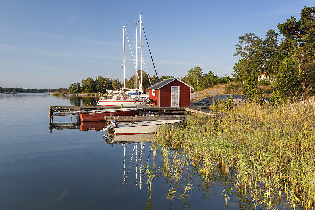 Segelboote in Berg auf der Insel Möja im Stockholmer Schärengarten, Stockholms skärgård, Uppland, Stockholms län, Südschweden, Schweden, Skandinavien, Nordeuropa, Europa