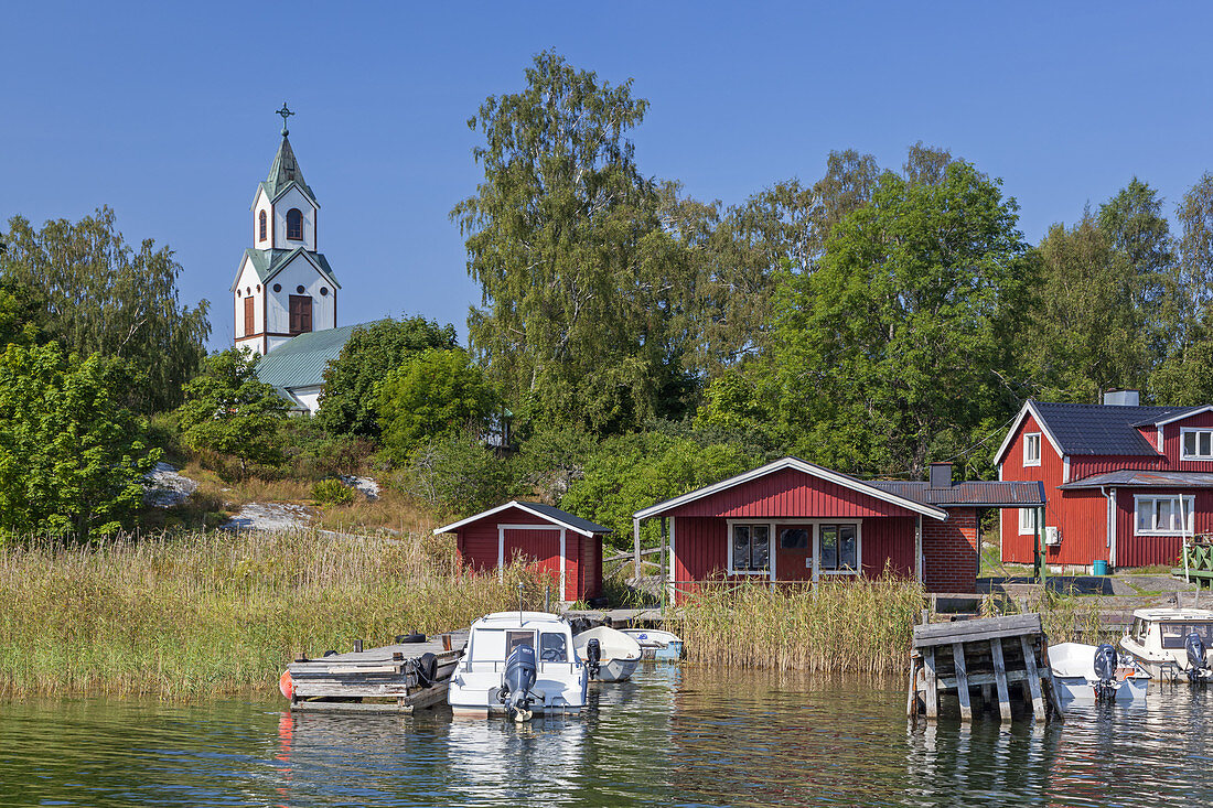 Harbour and church in Berg on the island of Moeja, Stockholm archipelago, Uppland, Stockholms land, South Sweden, Sweden, Scandinavia, Northern Europe