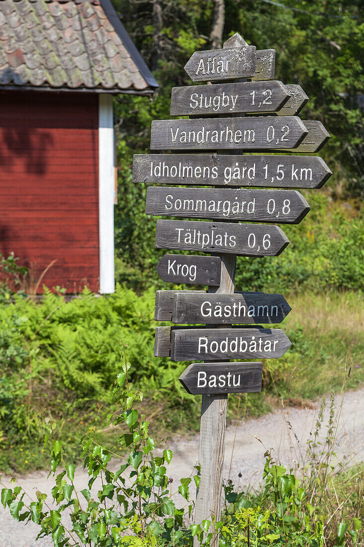 Wegweiser auf der Insel Finnhamn im Stockholmer Schärengarten, Stockholms skärgård, Uppland, Stockholms län, Südschweden, Schweden, Skandinavien, Nordeuropa, Europa