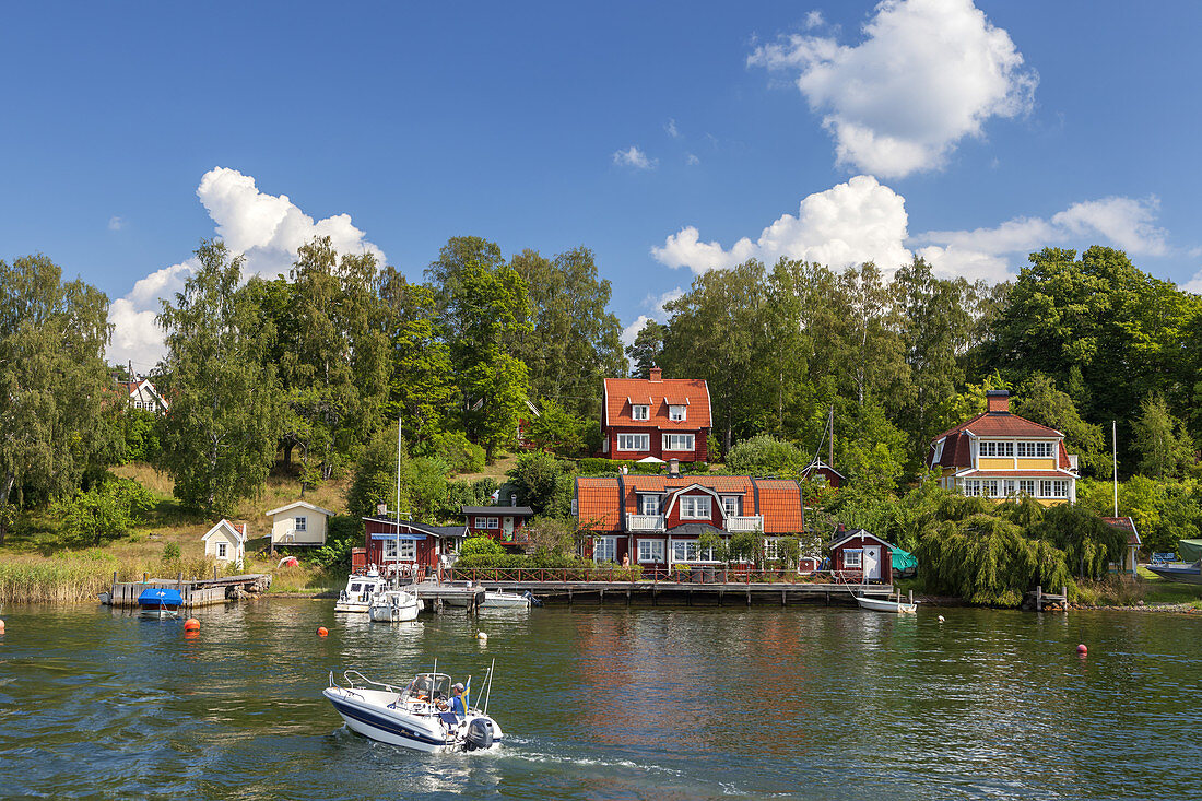 Häuser auf den vorgelagerten Insel vor Vaxholm im Stockholmer Schärengarten, Stockholms skärgård, Uppland, Stockholms län, Südschweden, Schweden, Skandinavien, Nordeuropa, Europa