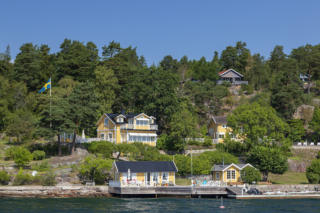 Häuser auf den vorgelagerten Insel vor Vaxholm im Stockholmer Schärengarten, Stockholms skärgård, Uppland, Stockholms län, Südschweden, Schweden, Skandinavien, Nordeuropa, Europa