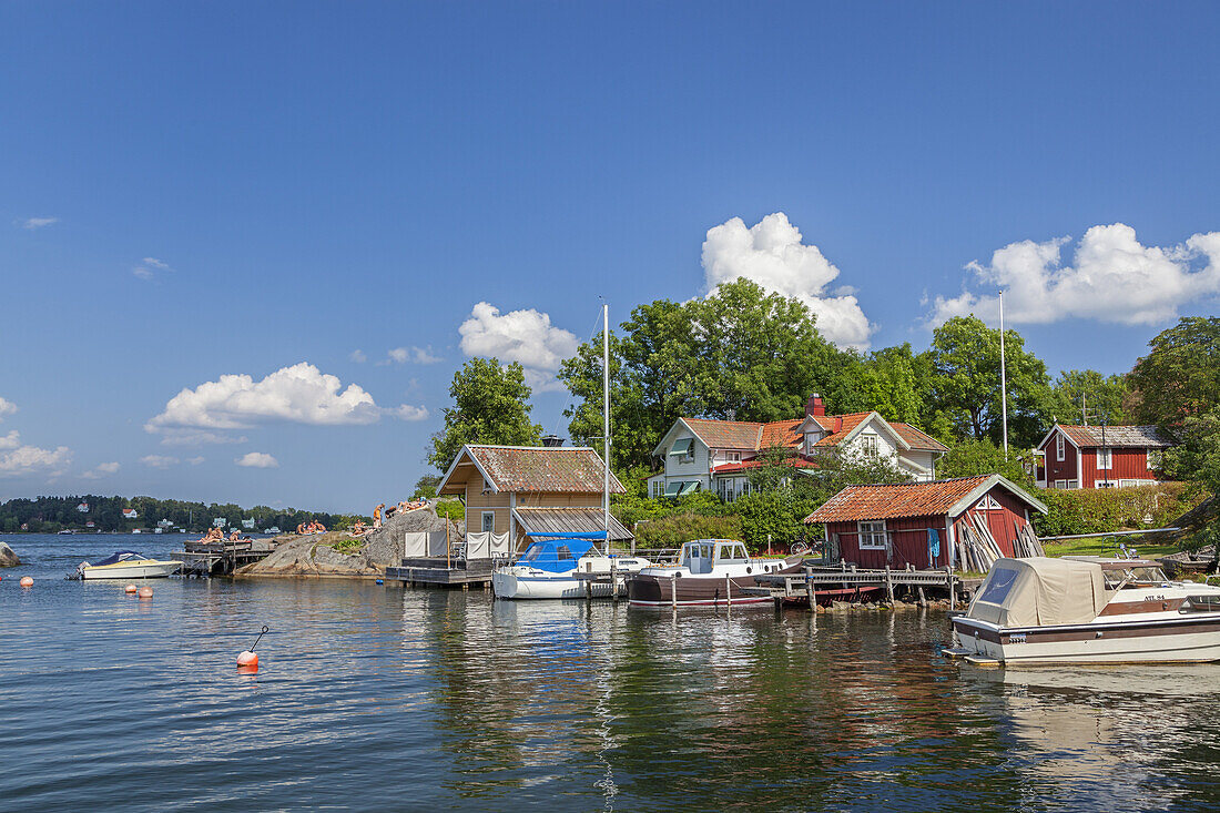 Häuser am Meer in Vaxholm am Stockholmer Schärengarten, Stockholms skärgård, Uppland, Stockholms län, Südschweden, Schweden, Skandinavien, Nordeuropa, Europa