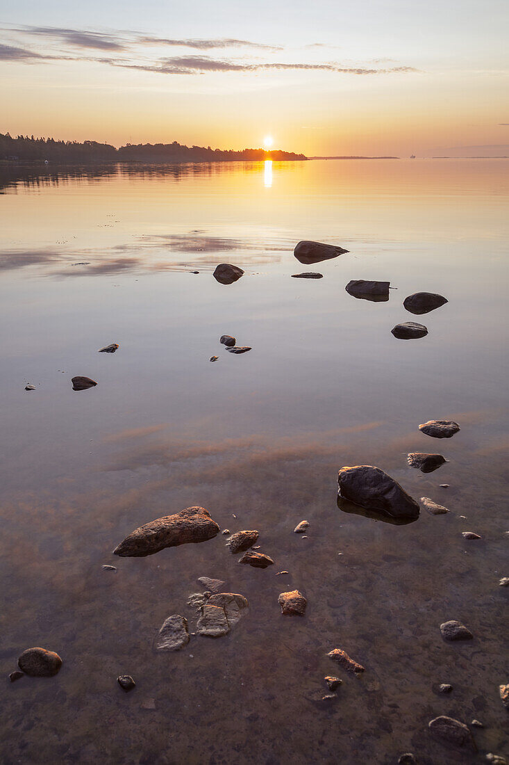 Sonnenaufgang über der Ostsee, Kapellskär, Stockholms län, Uppland, Skandinavien, Südschweden, Schweden, Nordeuropa, Europa