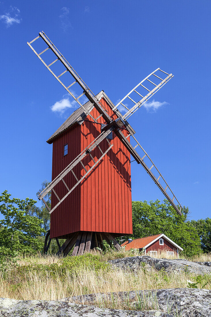 Rote Bockwindmühle auf der Insel Lidö, Nördlicher Schärengarten vor Stockholm, Stockholms län, Uppland,  Skandinavien, Südschweden, Schweden, Nordeuropa, Europa