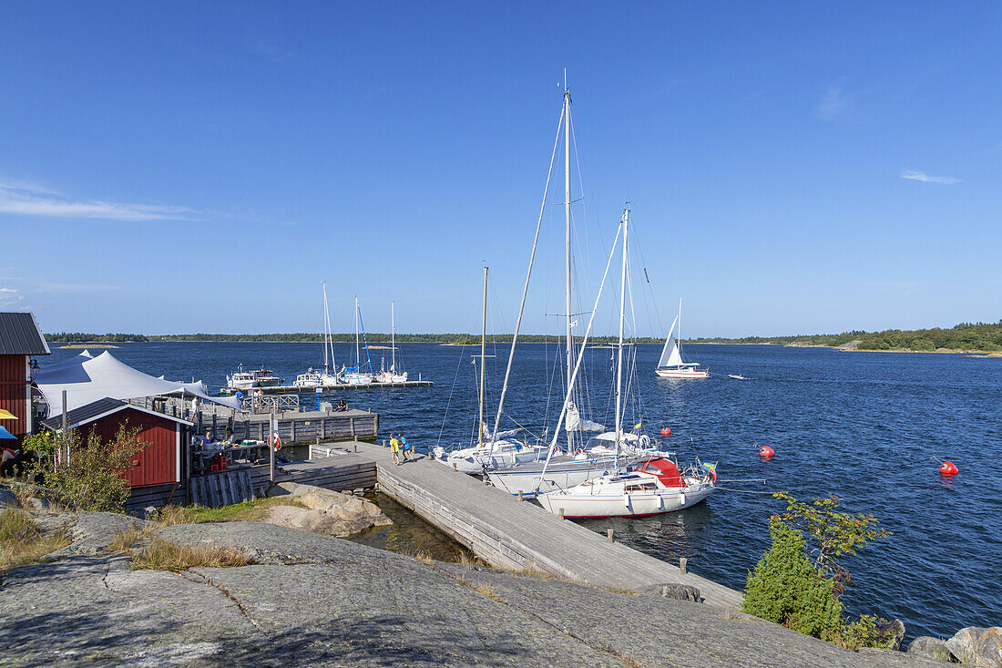 Fejan Skärgårdskrog och konferens  am Seglerhafen auf der Insel Fejan, Nördlicher Schärengarten vor Stockholm, Stockholms skärgård, Stockholms län, Uppland, Südschweden, Schweden, Skandinavien, Nordeuropa, Europa