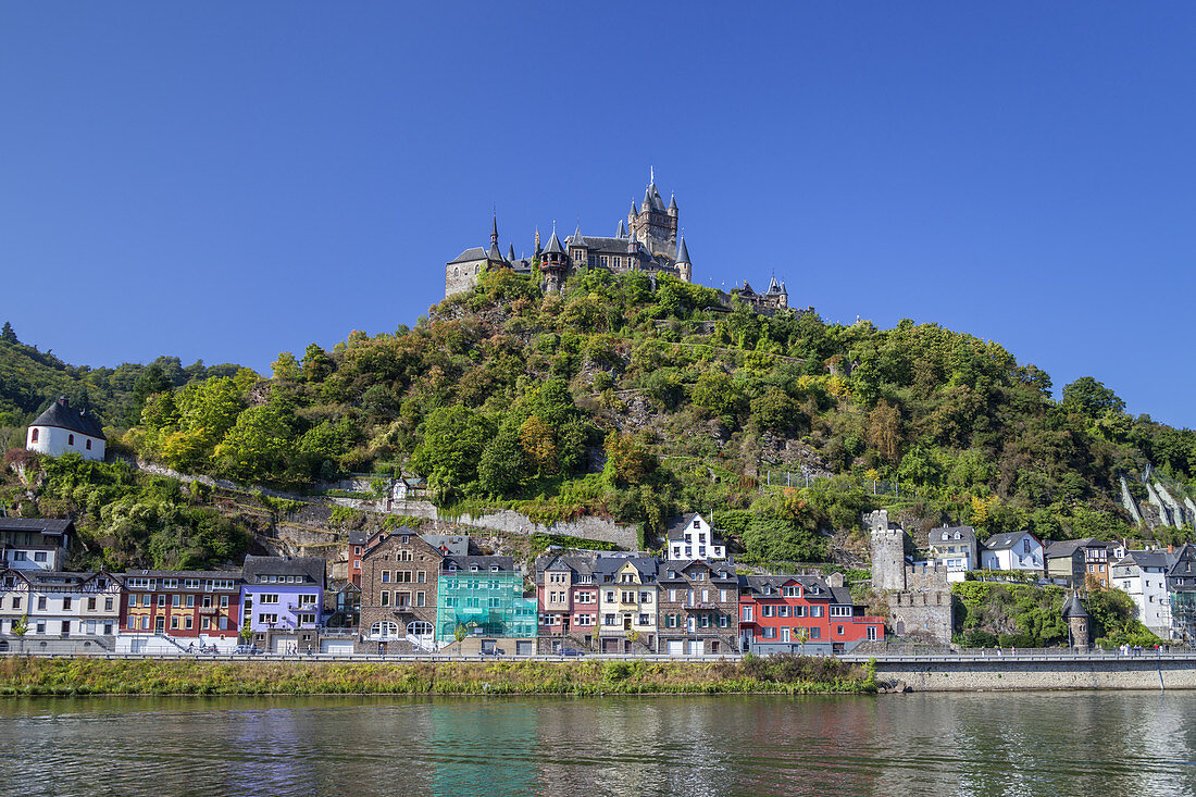 View over the Mosel at Cochem and the Reichsburg Cochem castle, Eifel, Rheinland-Palatinate, Germany, Europe