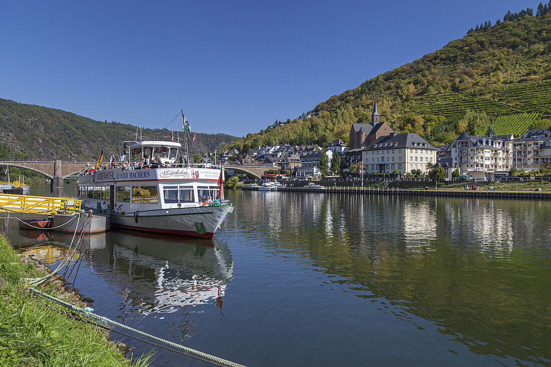 Ausflugsschiff auf der Mosel bei Cochem, Eifel, Rheinland-Pfalz, Deutschland, Europa