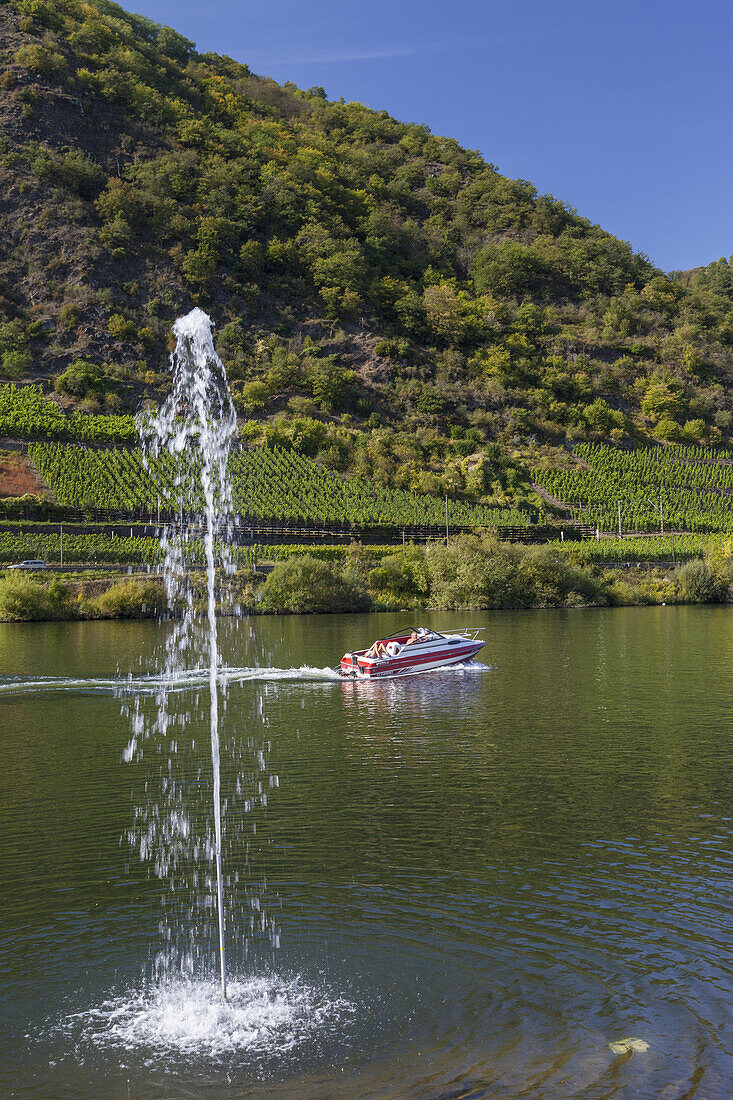 Motorboot auf der Mosel bei Burgen, Eifel, Rheinland-Pfalz, Deutschland, Europa