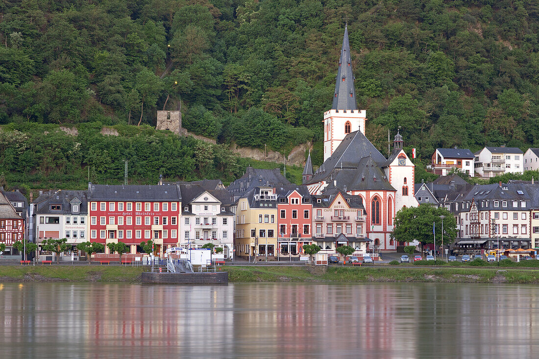 Blick über den Rhein auf die Altstadt von Sankt Goar mit der Stiftskirche, Oberes Mittelrheintal, Rheinland-Pfalz, Deutschland, Europa