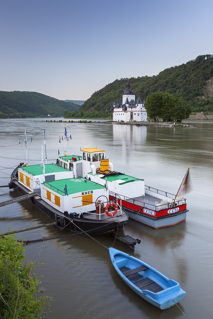 Schiffe auf dem Rhein vor Burg Pfalzgrafenstein, bei Kaub, Oberes Mittelrheintal, Rheinland-Pfalz, Deutschland, Europa