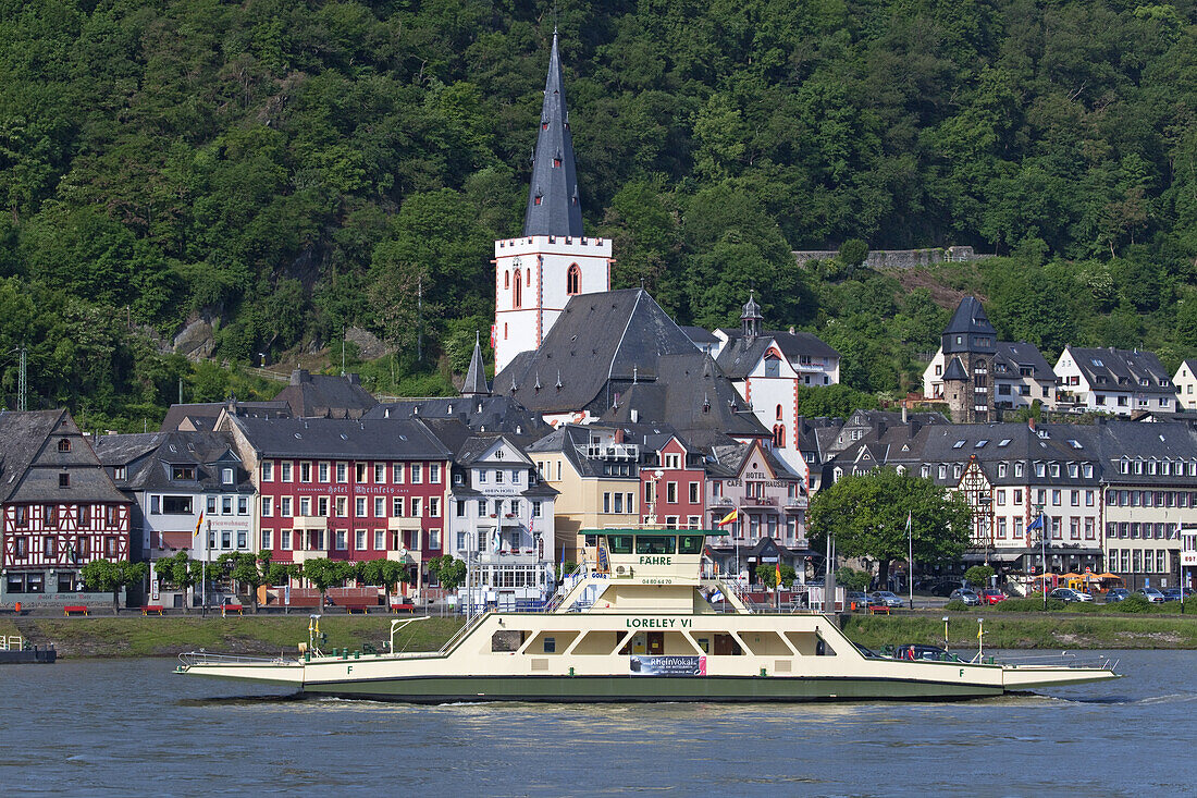 Fähre über den Rhein dahinter Altstadt von Sankt Goar mit der Stiftskirche, Oberes Mittelrheintal, Rheinland-Pfalz, Deutschland, Europa