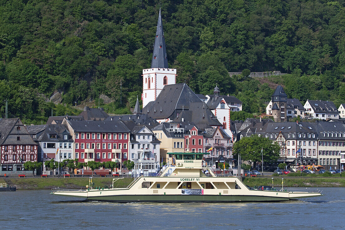 Ferry over the Rhine in front of the old town of Sankt Goar with abbey church, Upper Middle Rhine Valley, Rheinland-Palatinate, Germany, Europe