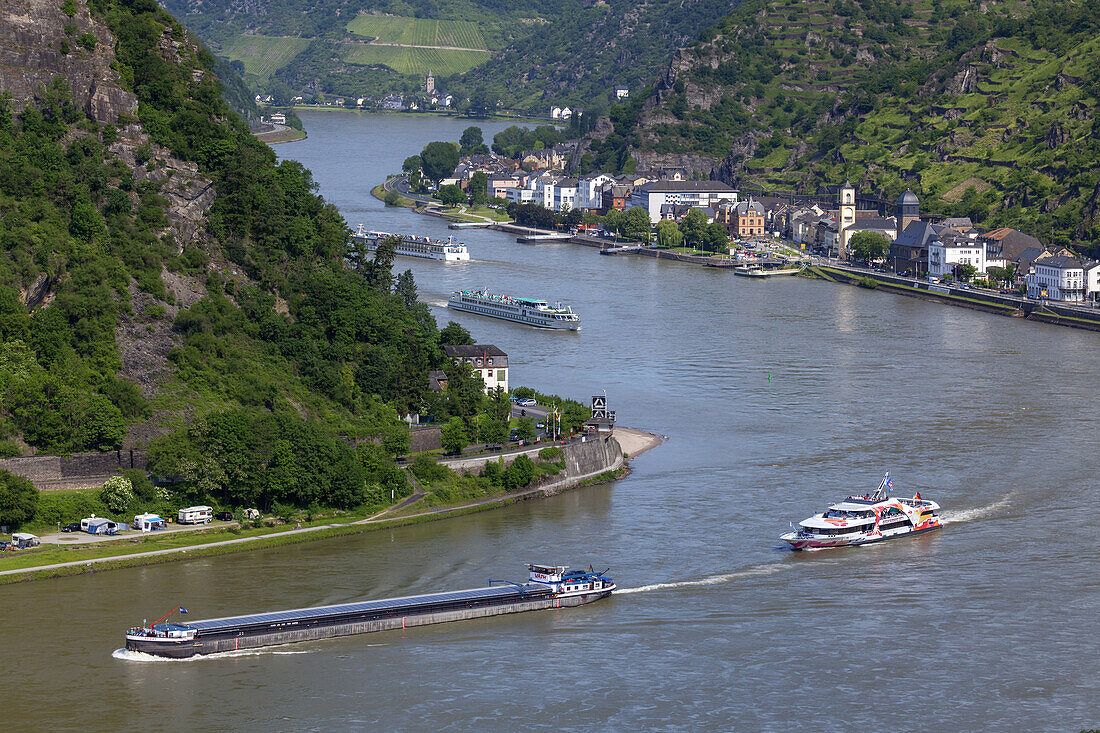 Blick von der Loreley nach St. Goarshausen und Rhein, Oberes Mittelrheintal, Rheinland-Pfalz, Deutschland, Europa