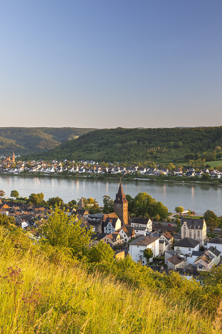 Blick auf Braubach am Rhein am anderen Rheinufer die Ortschaft Spay, Oberes Mittelrheintal, Rheinland-Pfalz, Deutschland, Europa