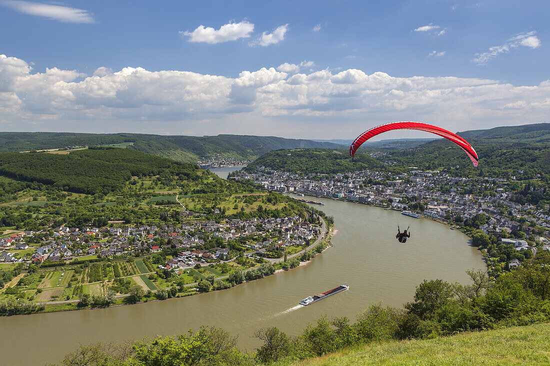 Gleitschirmflieger über der Rheinschleife bei Boppard, Oberes Mittelrheintal, Rheinland-Pfalz, Deutschland, Europa
