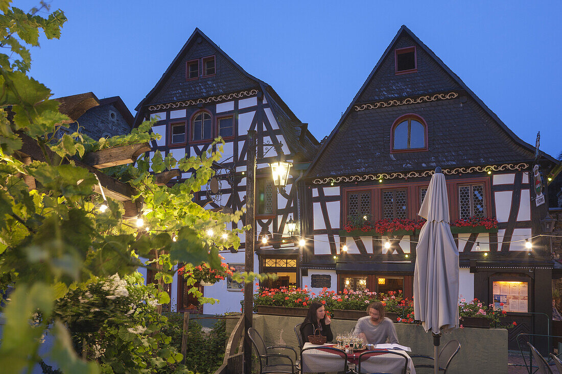 Terasse der Weinstube Grüner Baum dahinter Historisches Weinhaus Kurpfälzische Münze, in Bacharach am Rhein, Oberes Mittelrheintal, Rheinland-Pfalz, Deutschland, Europa