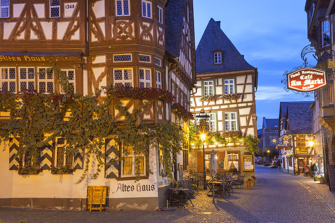 Altes Haus mit Altstadtgasse in Bacharach, Oberes Mittelrheintal, Rheinland-Pfalz, Deutschland, Europa