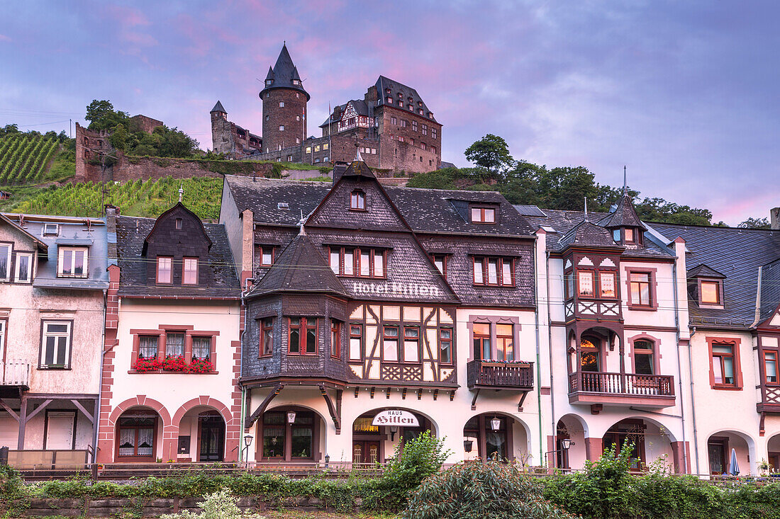 Burg Stahleck oberhalb der Altstadt von Bacharach am Rhein, Oberes Mittelrheintal, Rheinland-Pfalz, Deutschland, Europa