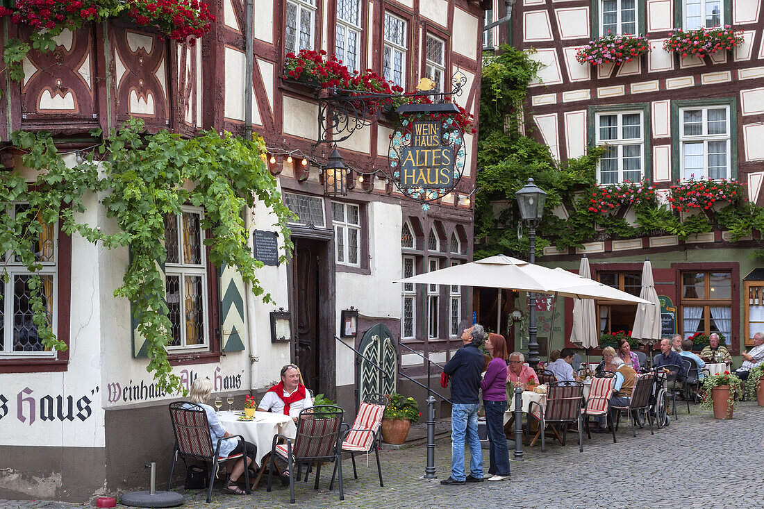 Restaurant Altes Haus mit Altstadtgasse, Bacharach am Rhein, Oberes Mittelrheintal, Rheinland-Pfalz, Deutschland, Europa