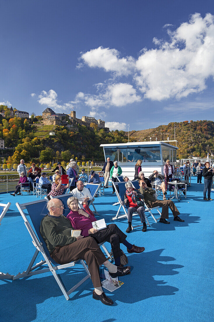 Kreuzfahrtschiff Viking Sun auf dem Rhein, im Hintergrund die Ruine Rheinfels oberhalb von St. Goar, Oberes Mittelrheintal, Rheinland-Pfalz, Deutschland, Europa