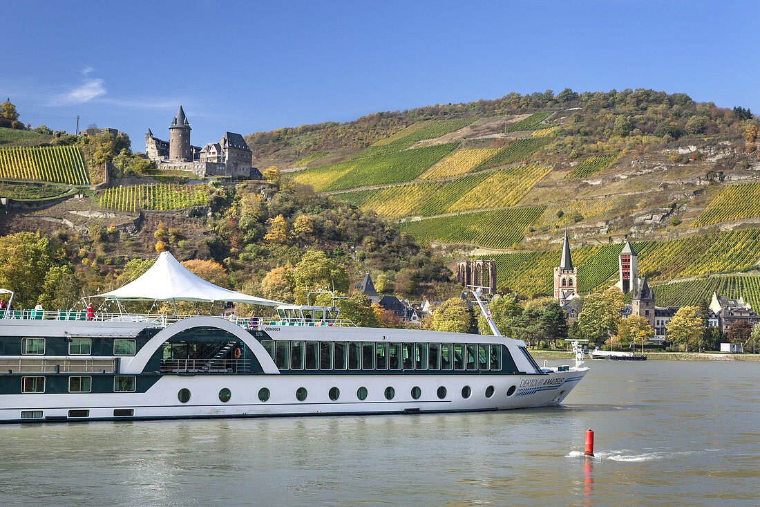 Schiff auf dem Rhein dahinter Bacharach und Burg Stahleck, Oberes Mittelrheintal,  Rheinland-Pfalz, Deutschland, Europa