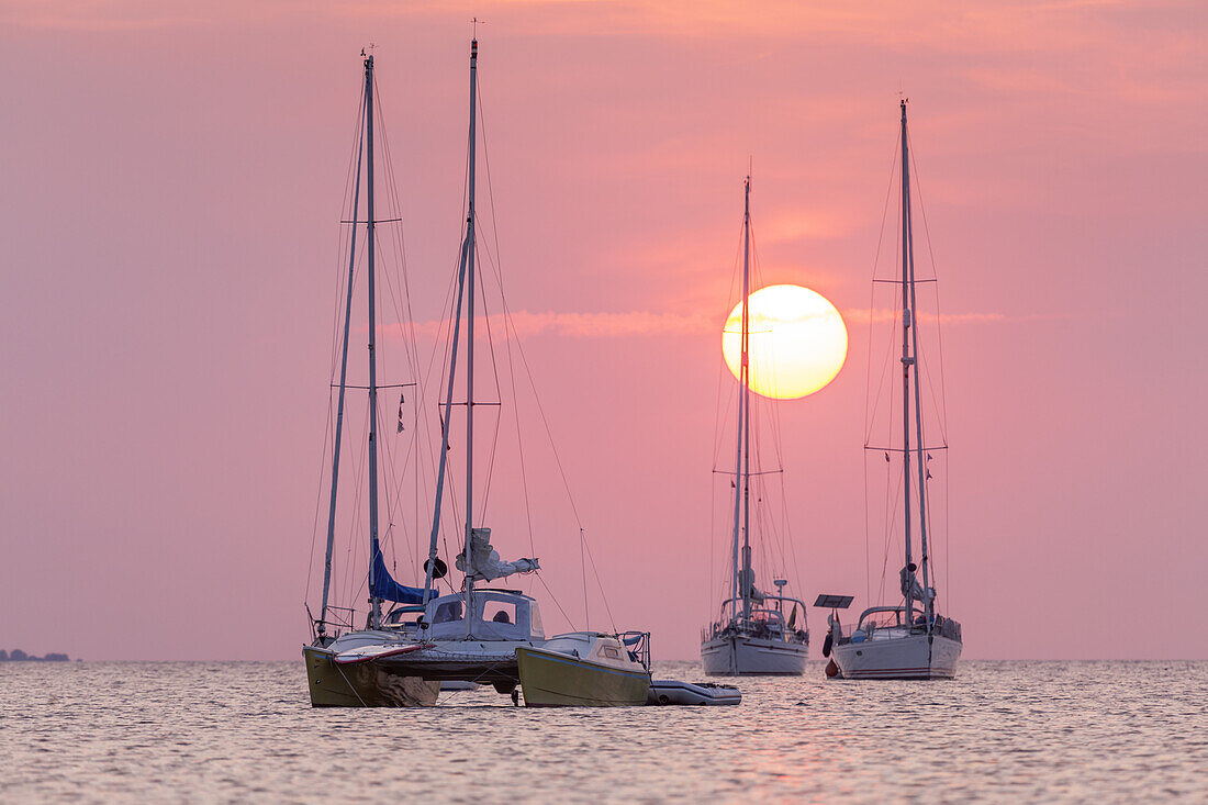 Segler im Sonnenuntergang auf der Ostsee bei Ærøskøbing, Insel Ærø, Schärengarten von Fünen, Dänische Südsee, Süddänemark, Dänemark, Nordeuropa, Europa