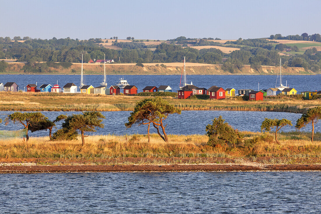 Blick vom Hafen auf die Strandhütten am Strand von Ærøskøbing, Insel Ærø, Schärengarten von Fünen, Dänische Südsee, Süddänemark, Dänemark, Nordeuropa, Europa