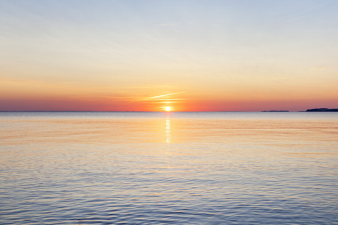Sonnenuntergang über der Ostsee, Insel Fünen, Dänische Südsee, Süddänemark, Dänemark, Nordeuropa, Europa