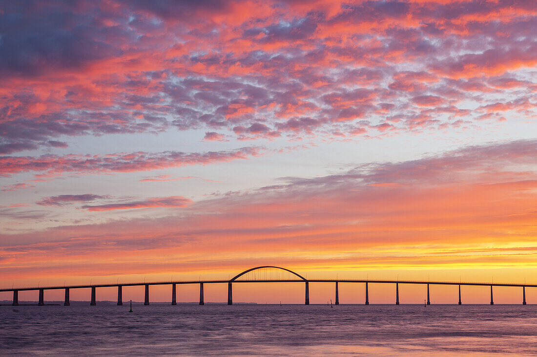 Morgenrot über der Ostsee mit der Langelandsbrücke, Rudkøbing, Insel Langeland, Dänische Südsee, Süddänemark, Dänemark, Nordeuropa, Europa