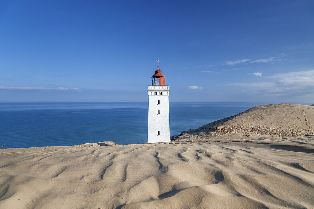 Leuchtturm Rubjerg Knude Fyr in den Dünen von Rubjerg Knude zwischen Lønstrup und Løkken, Nordjylland, Jylland, Dänemark, Nordeuropa, Europa