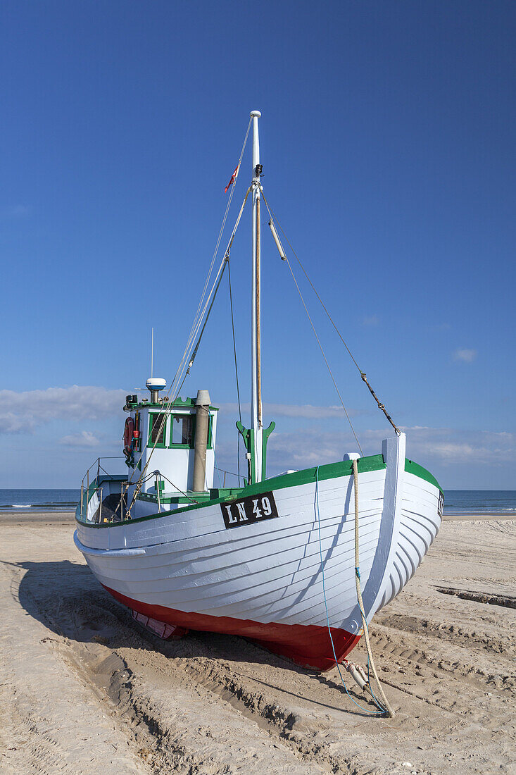 Fischerboot am Strand von Løkken, Nordjylland, Jylland, Dänemark, Nordeuropa, Europa