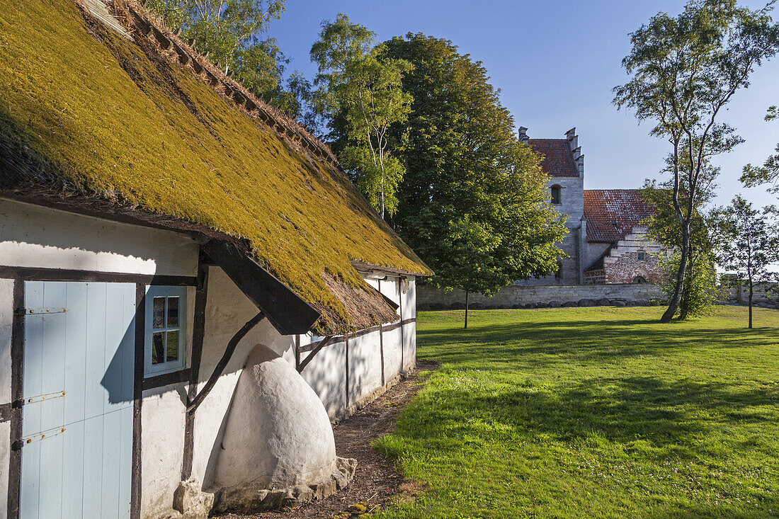 Thatched house beneath old church of Højerup on the cliffs of Stevns Klint, Store Heddinge, Stevns Peninsula, Island of Zealand, Scandinavia, Denmark, Northern Europe