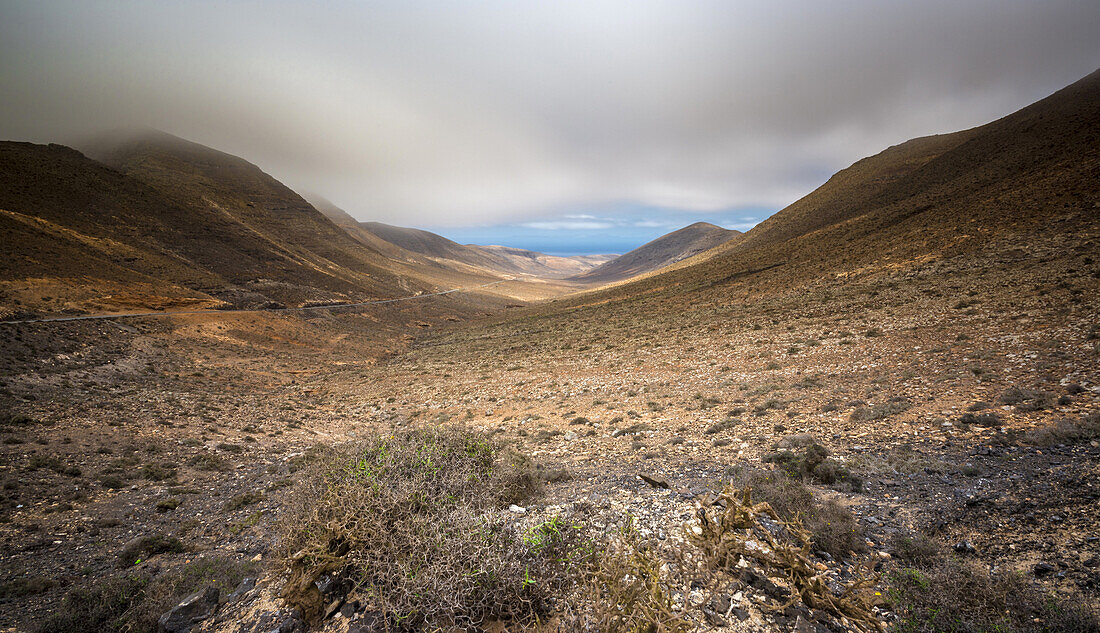 Aussicht von Barranco de las Canarios auf die Ostküste des Atlantiks bei Jandia. Barranco de Los Canarios, Jandia, Fuerteventura, Kanarische Inseln, Spanien